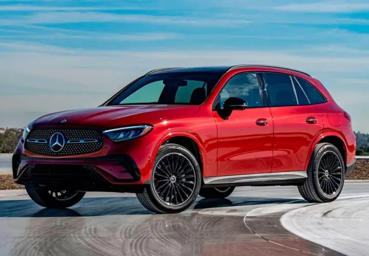 Rojo brillante Mercedes GLC 2023, un SUV elegante. ¿Buscas mercedes alternative opiniones? Este modelo es una gran opción.