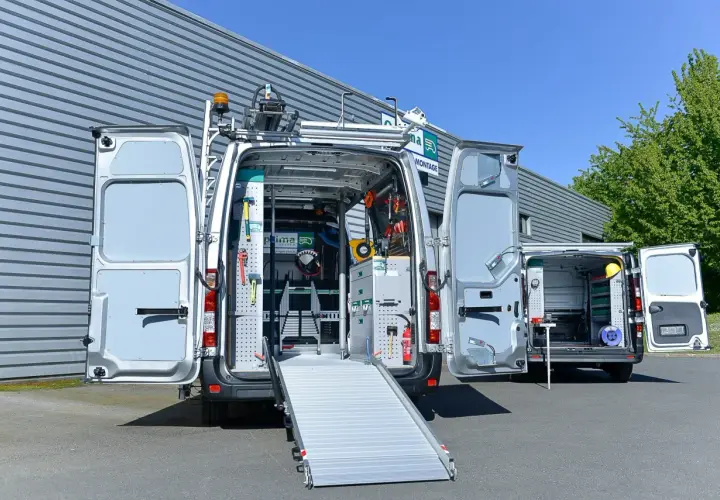 Un fourgon aménagé pour le montage, prêt à l'emploi avec ses outils et sa rampe.