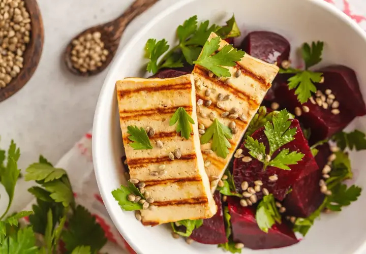 Grillowany tofu z burakami i ziołami. Idealne na dietę bez glutenu, nabiału i cukru. Przepisy na zdrowe posiłki.