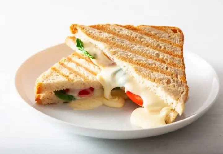 Ile kalorii ma tost z serem? Poznaj dokładną wartość i fakty