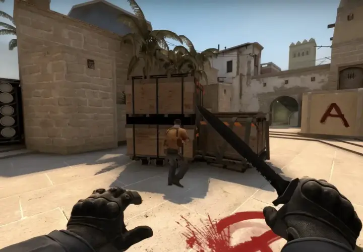 Gracz w Counter-Strike 2 z nożem w ręku, gotowy do ataku na przeciwnika w pustynnej lokacji.