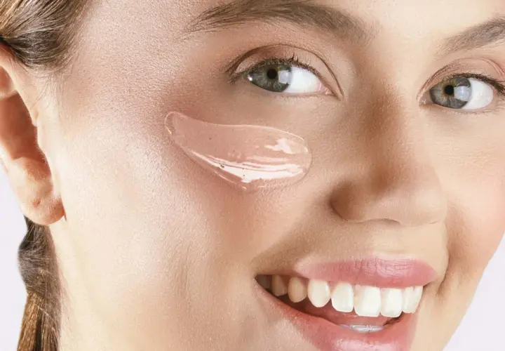 Primer trasparente applicato sul viso, pronto per il trucco. Scopri come si usa il primer per una pelle perfetta.