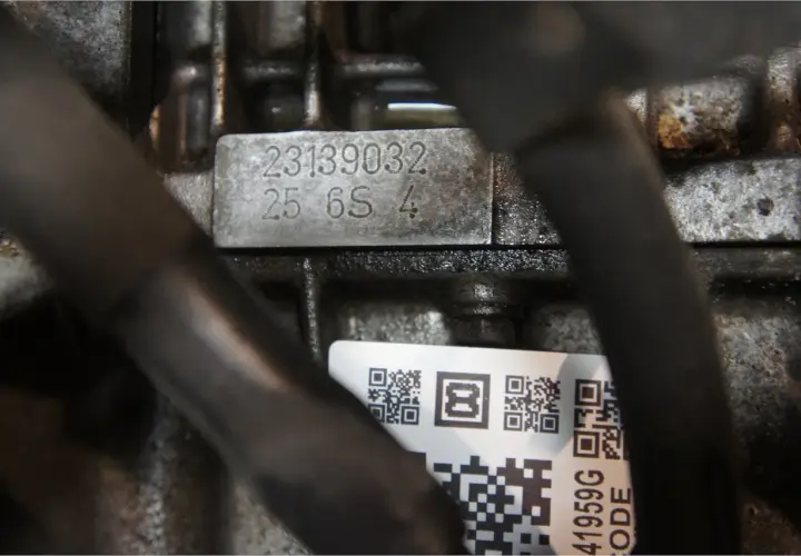 Oznaczenie silnika BMW: 23139032 25 6S 4. Zbliżenie na tabliczkę znamionową silnika, jak sprawdzić oznaczenie silnika BMW.