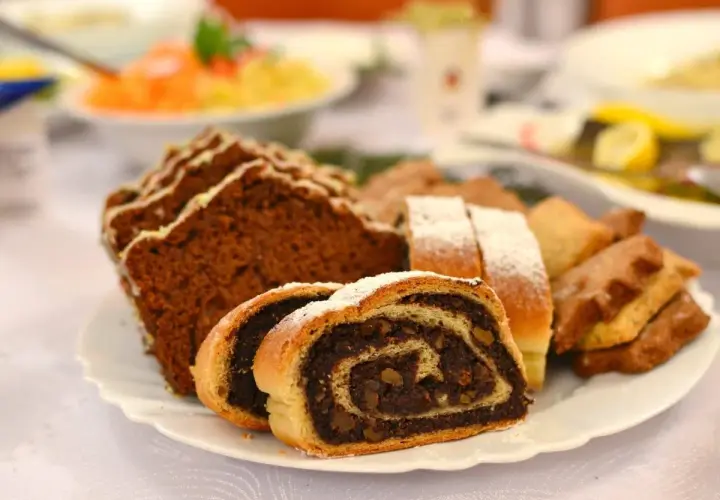 Na talerzu ciasto drożdżowe z makiem, piernik i ciasteczka. Idealne, by dowiedzieć się, jak sparzyć mak.