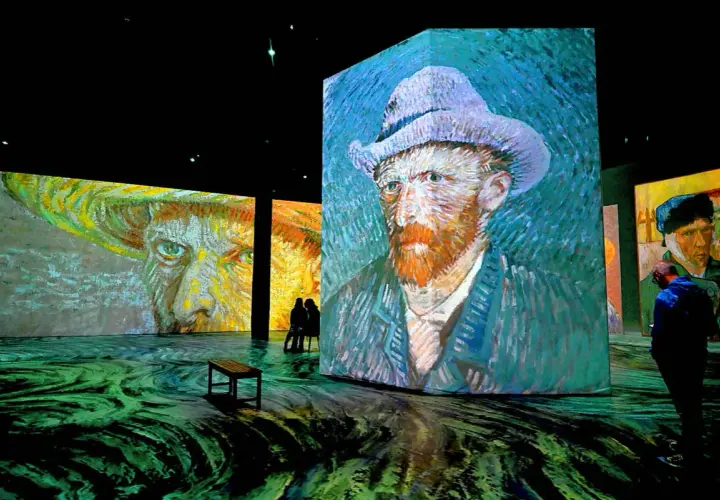 Wystawa Van Gogh w Warszawie: wielkoformatowe projekcje obrazów artysty, w tym portretów, ożywiają przestrzeń.