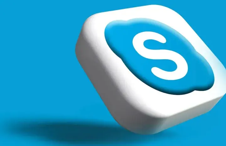 Ikona Skype na niebieskim tle. Czas na koniec skype, nowe technologie nadchodzą.