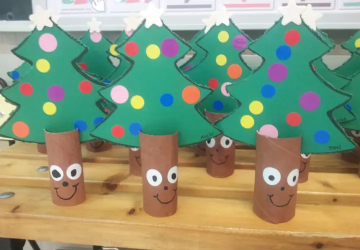 Arbolitos verdes decorados con círculos de colores y estrellas, listos para celebrar el día del árbol.
