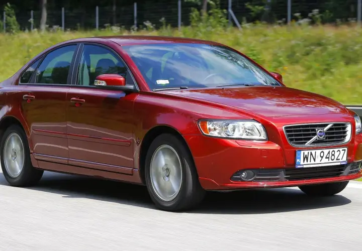 Czerwone Volvo S40 2.0 diesel w ruchu drogowym, z widocznym grillem i tablicą rejestracyjną WN 94827.