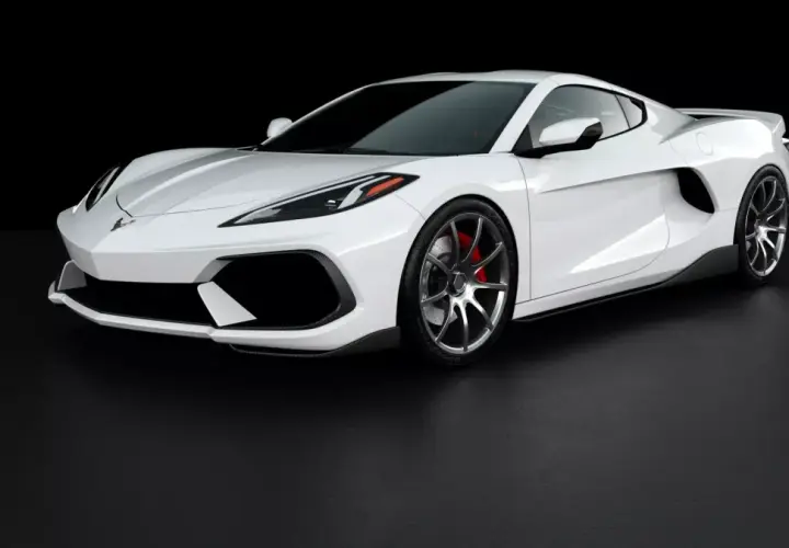 Biały Chevrolet Corvette c8, sportowy samochód o aerodynamicznej sylwetce, prezentuje się na czarnym tle.