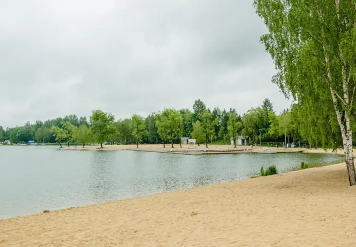 Piękna plaża i spokojne jezioro w Jaworznie zapraszają do wypoczynku.