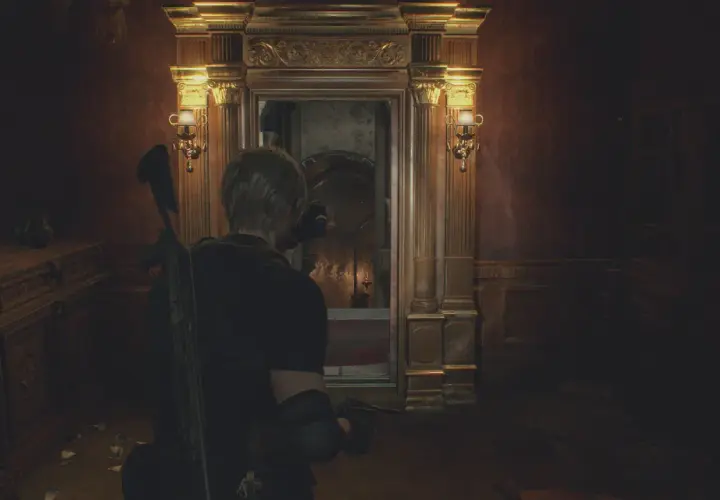Leon w Resident Evil 4 szuka drogi, gdy wchodzi do bogato zdobionego korytarza.