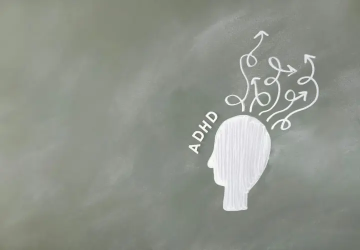 Kopf mit Pfeilen, die Chaos symbolisieren, neben dem Wort "ADHD". Magnesium kann bei ADHD helfen.
