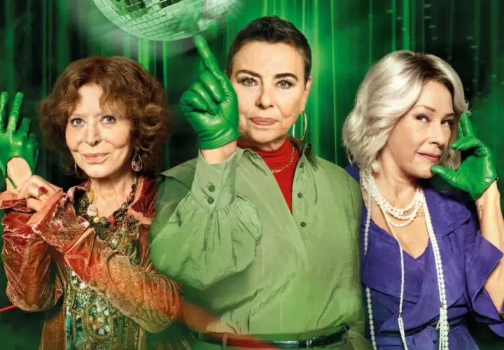 Trzy kobiety w zielonych rękawiczkach, tworzące gang, pozują na tle dyskotekowej kuli.