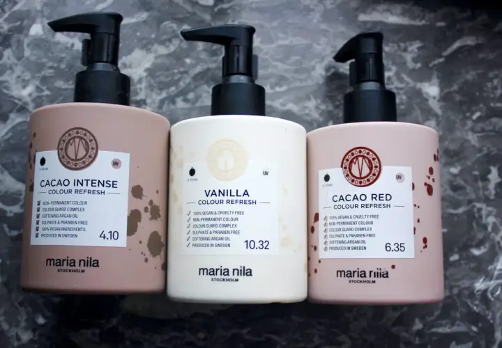 Tre flaskor Maria Nila Colour Refresh i nyanserna Cacao Intense, Vanilla och Cacao Red. Perfekt för en färginpackning hemma.
