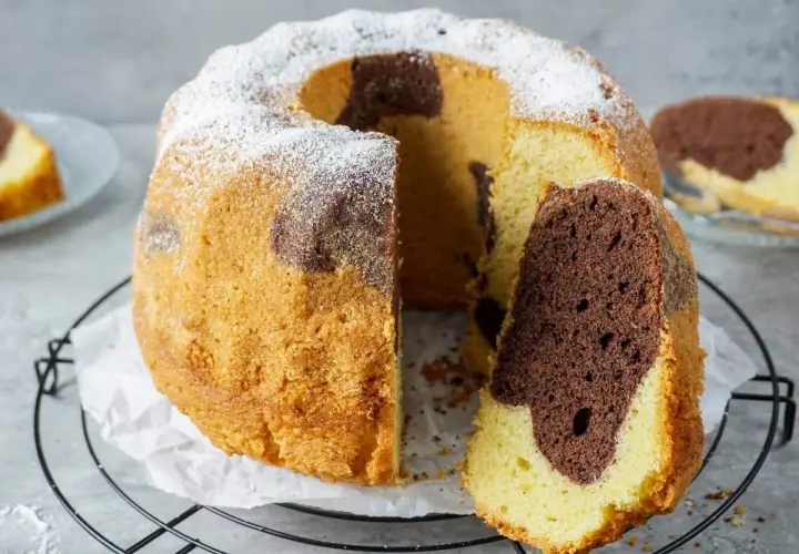 Saftiger Marmorkuchen, perfekt für jedes Kaffeetrinken. Dieses Marmorkuchen Rezept ist einfach und gelingt immer.
