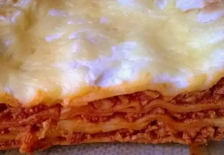 Pyszna lasagne, którą przygotowała Ania. Warstwy makaronu, sosu mięsnego i ciągnącego się sera.