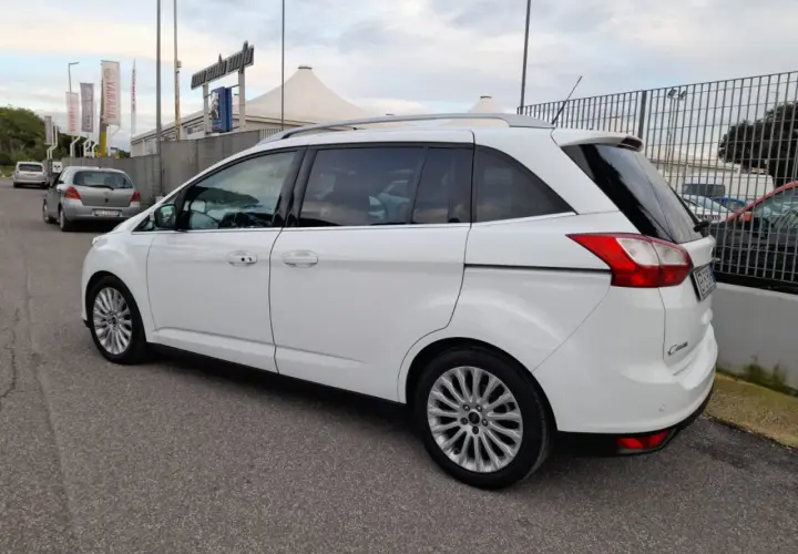 Ford C-Max 7 posti bianca, vista laterale. Ideale per famiglie numerose, offre spazio e comfort.