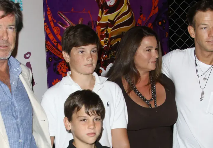 Pierce Brosnan z rodziną. Na zdjęciu jego dzieci, żona i syn.