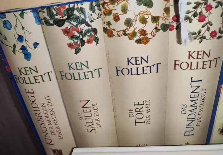 Bücher der Kingsbridge Saga von Ken Follett: "Der Morgen einer neuen Zeit", "Die Säulen der Erde", "Die Tore der Welt", "Das Fundament der Ewigkeit".