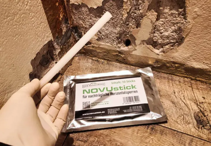 Ein Handschuh hält einen Stab für nachträgliche Horizontalsperren. Das Injektionsverfahren selber machen ist mit NOVUstick einfach.