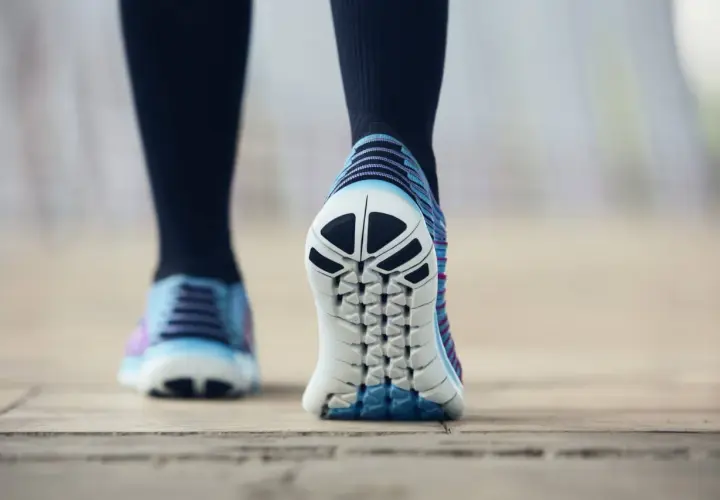 Kolorowe buty sportowe na nogach, idealne na trening, ale czy sprawdzą się jako buty do klubu?
