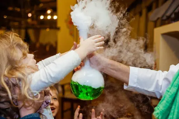 Eksperymenty z suchym lodem: Bezpieczna magia i naukowe triki