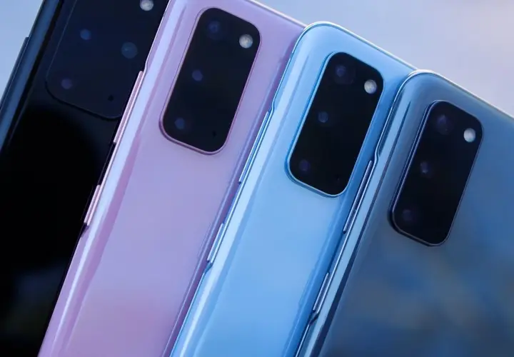 Eleganckie telefony do 800 zł w pastelowych kolorach: czarny, różowy, błękitny i granatowy.