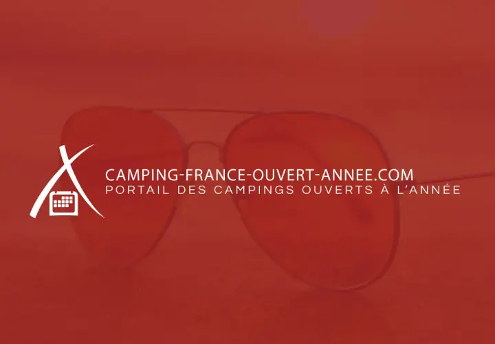 Logo et texte "Camping-France-Ouvert-Annee.com" sur fond rouge, avec des lunettes de soleil. Le portail des campings ouverts à l'année.