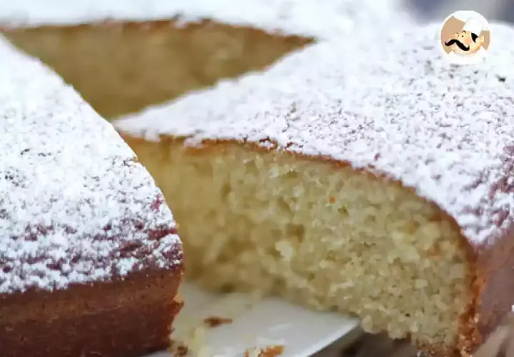 Una soffice torta allo yogurt, cosparsa di zucchero a velo, pronta per essere gustata.