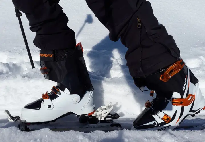 Nogi w butach do ski tury, gotowe do podboju ośnieżonych szlaków.