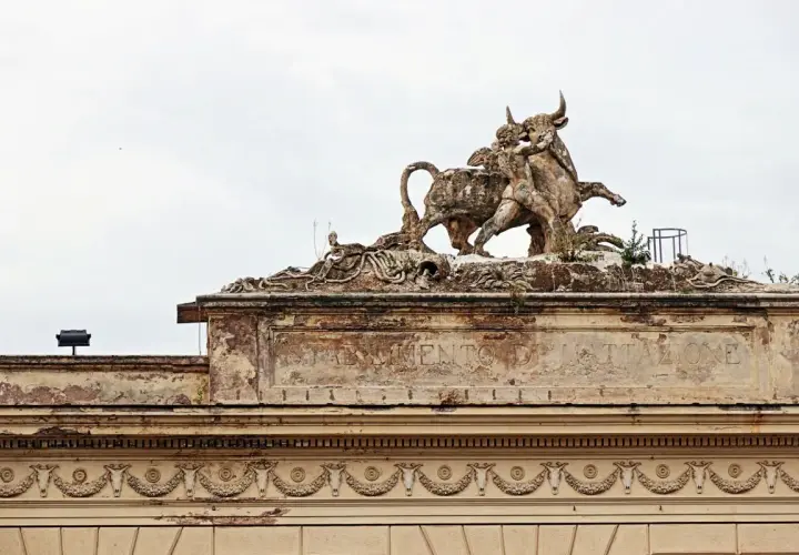 Scultura di un uomo che lotta con un toro, sul tetto dell'ex Mattatoio di Roma.