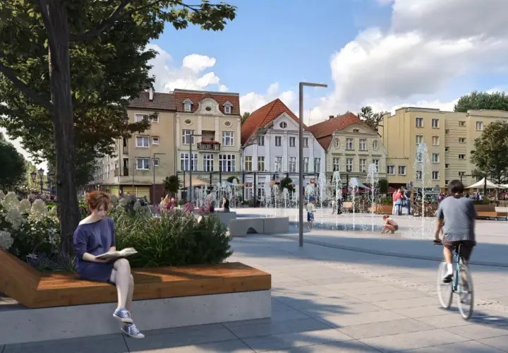 Stary Rynek w Słupsku tętni życiem: fontanny, ludzie odpoczywają i jeżdżą na rowerach.