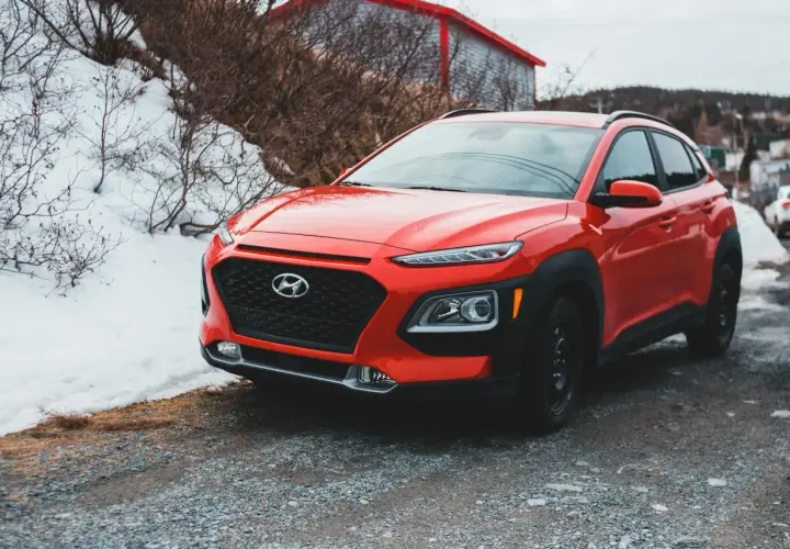 Czerwony Hyundai Kona na tle zimowego krajobrazu. Czy silnik 1.3 DIG-T ma wady?