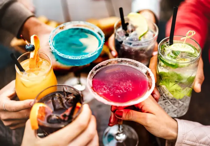 Kolorowe drinki z owocami i lodem. Jak zbalansować kwasem zbyt dużą słodycz w drinku?
