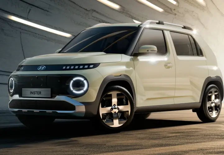 Nowy Hyundai Inster w kolorze kremowym, z okrągłymi światłami LED i charakterystycznym grillem. Sprawdź jego atrakcyjną cenę!