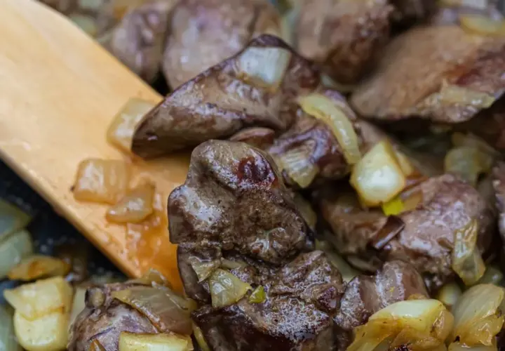 Jak długo moczyć wątróbkę w mleku, aby poprawić jej smak?