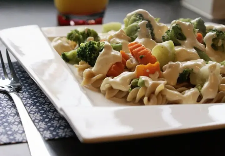Pyszny makaron z brokułami i marchewką w sosie. Szybki sposób, jak podgrzać makaron w mikrofali, by cieszyć się ciepłym posiłkiem.
