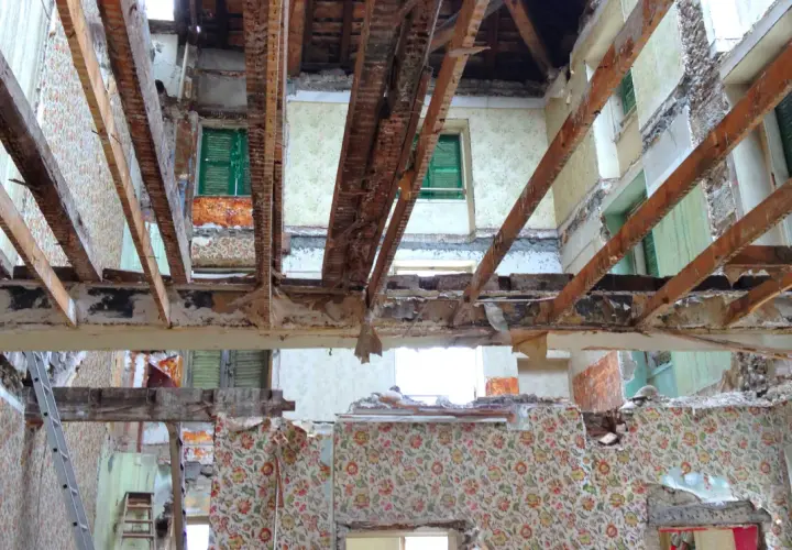 Travaux de rénovation : on s'apprête à refaire un plancher sur poutre dans une maison en démolition.