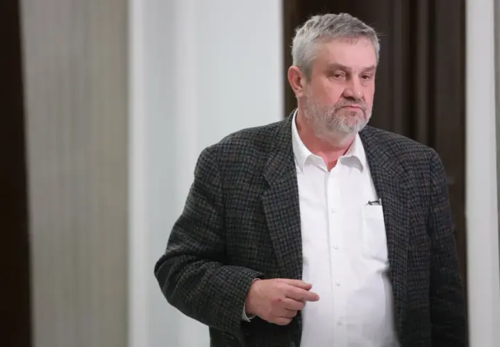 Jan Krzysztof Ardanowski, w tweedowej marynarce, zamyślony. Czy to jego prawdziwe przyczyny odejścia z partii PiS?