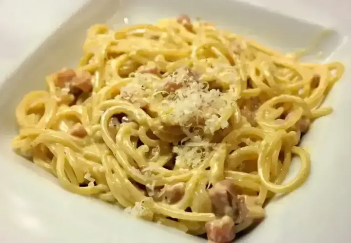 Spaghetti carbonara – przepis oryginalny ze śmietaną. Pyszne danie z makaronem, boczkiem i parmezanem, idealne na szybki obiad.