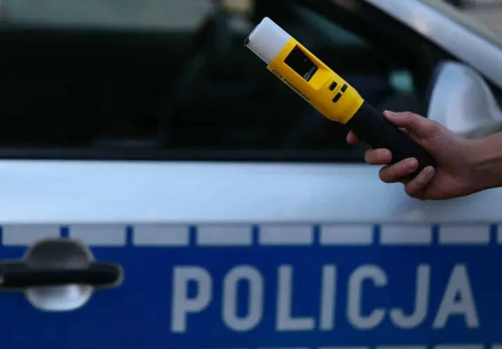 Policjant trzyma alkomat przy radiowozie. Czy można odmówić badania alkomatem?