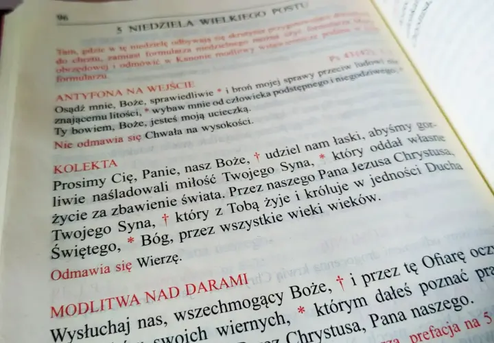 Jaka modlitwa zamiast mszy? Odkryj alternatywy dla uczestnictwa w liturgii