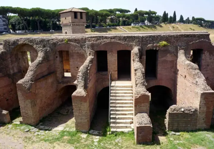 Antiche rovine romane vicino alla fermata metro Circo Massimo. Una scala conduce a un ingresso ad arco.