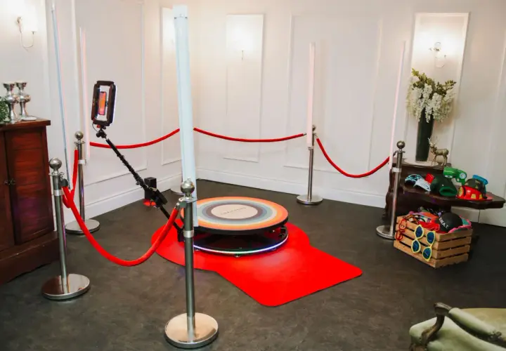 Jak działa fotobudka 360? Poznaj jej sekrety i korzyści dla Twojej imprezy!