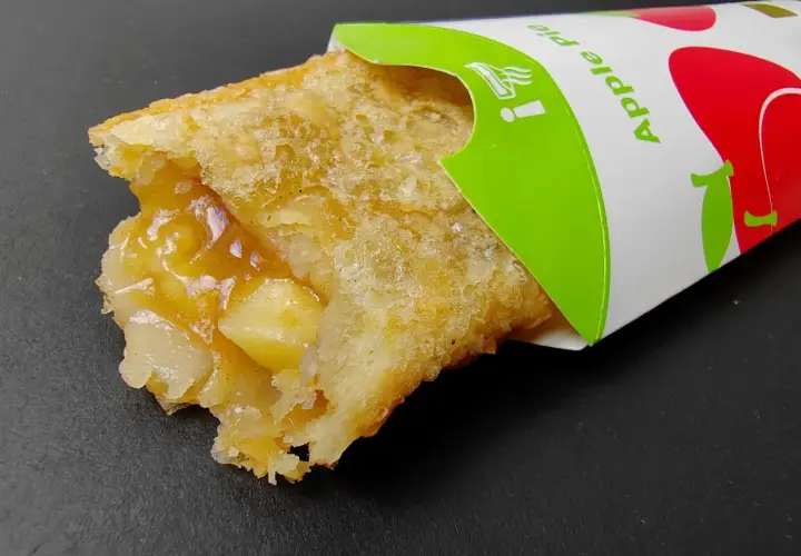 Chrupiące ciastko z jabłkami w zielono-białym opakowaniu z napisem "Apple pie".
