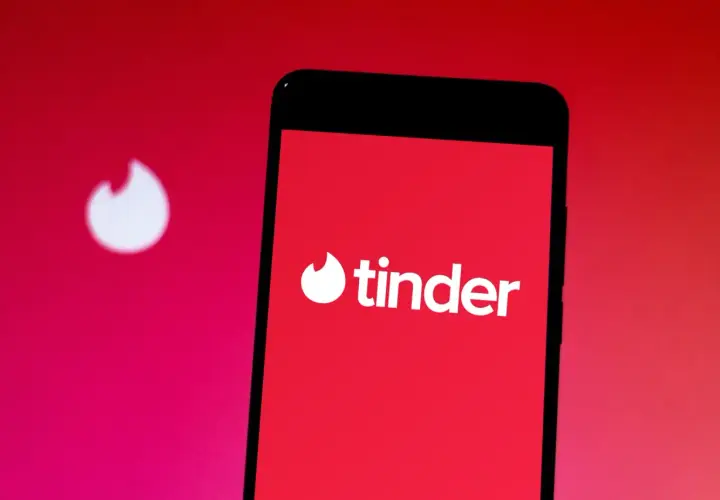 Logo Tinder na ekranie smartfona. Aplikacja, która zrewolucjonizowała randkowanie, powstała w 2012 roku.