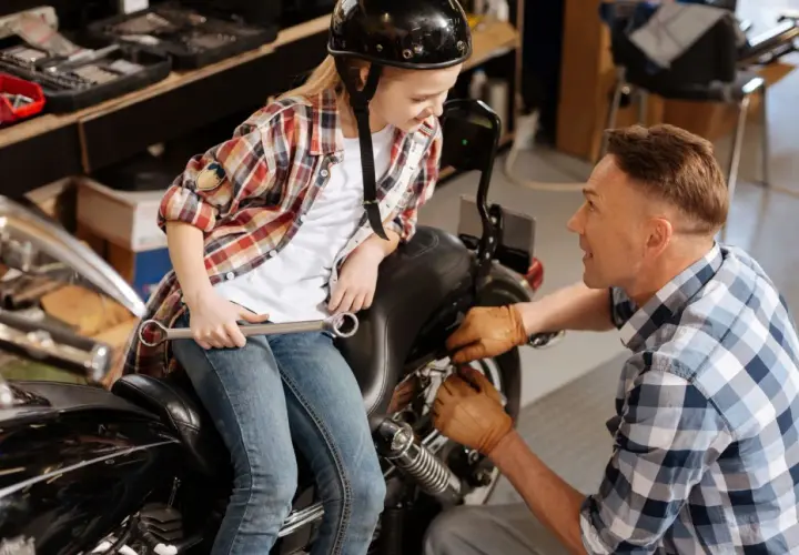 Przewożenie dzieci na motocyklu: Czy robisz to odpowiedzialnie?