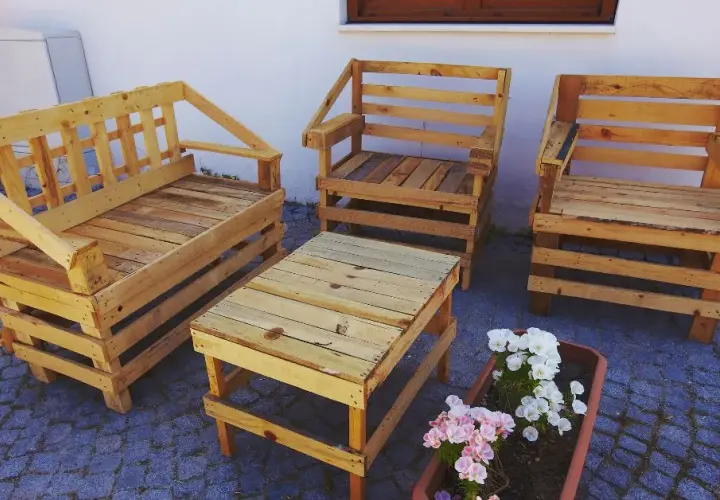Meble ogrodowe DIY: Jak zrobić tanio i efektownie? Przewodnik