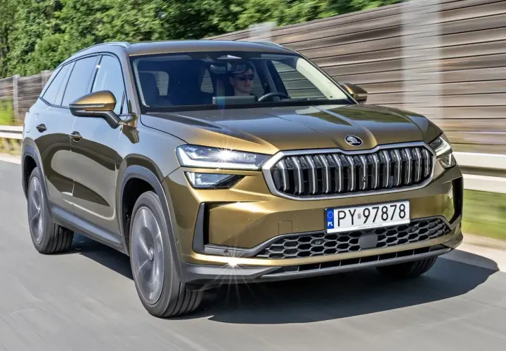 Złoty Skoda Kodiaq na drodze. Sprawdź atrakcyjną skoda kodiaq cena i wybierz swój wymarzony SUV.
