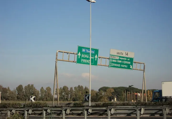 Segnaletica stradale per il parcheggio metro Roma, indica le direzioni per Firenze, L'Aquila, Teramo, Pescara, e tangenziale est.